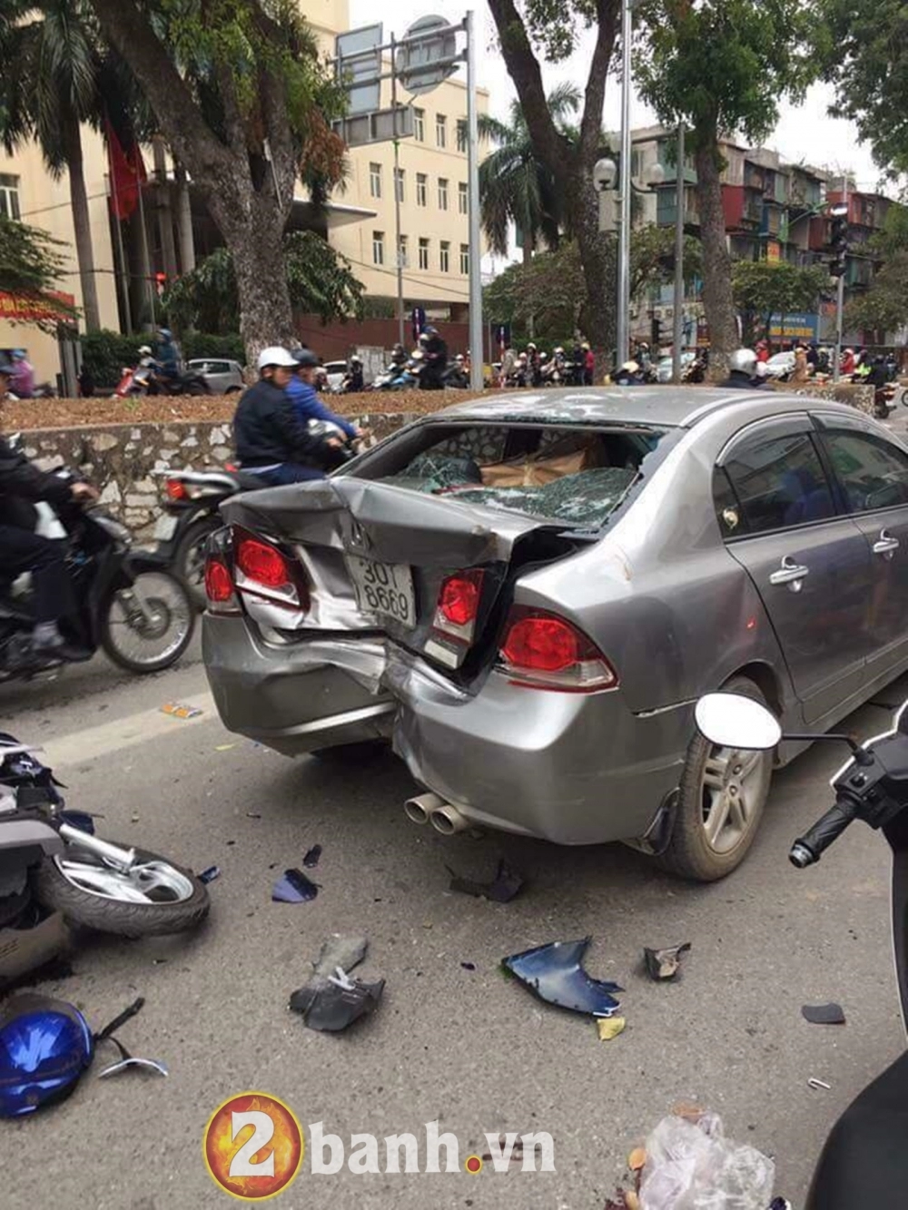 Mất phanh nam thanh niên đi ab đâm lún mông honda civic