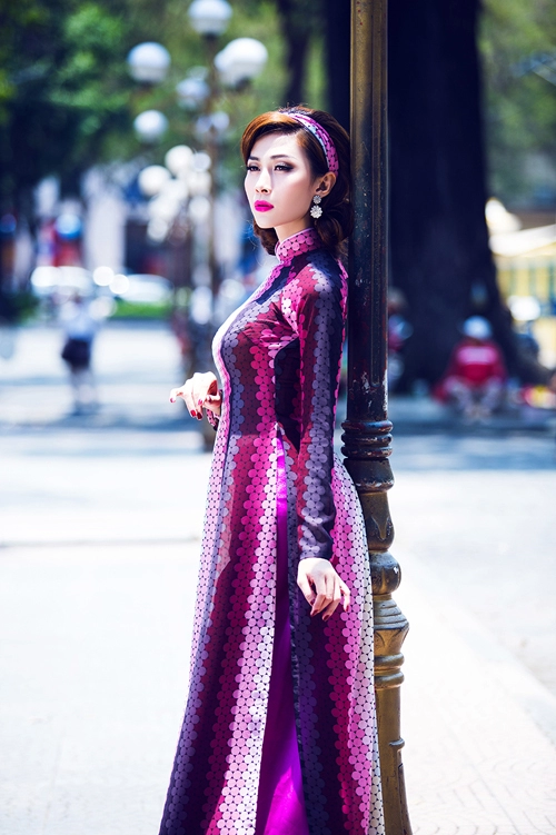 Mẫu chuyển giới lan phương mặc áo dài khoe đường cong