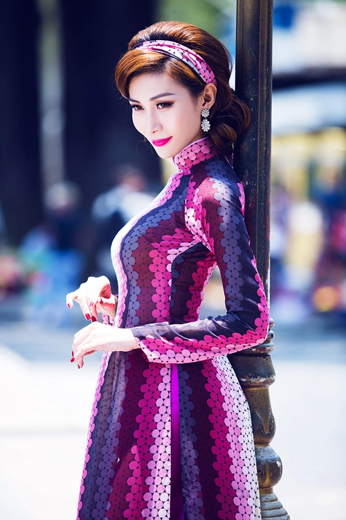 Mẫu chuyển giới lan phương mặc áo dài khoe đường cong