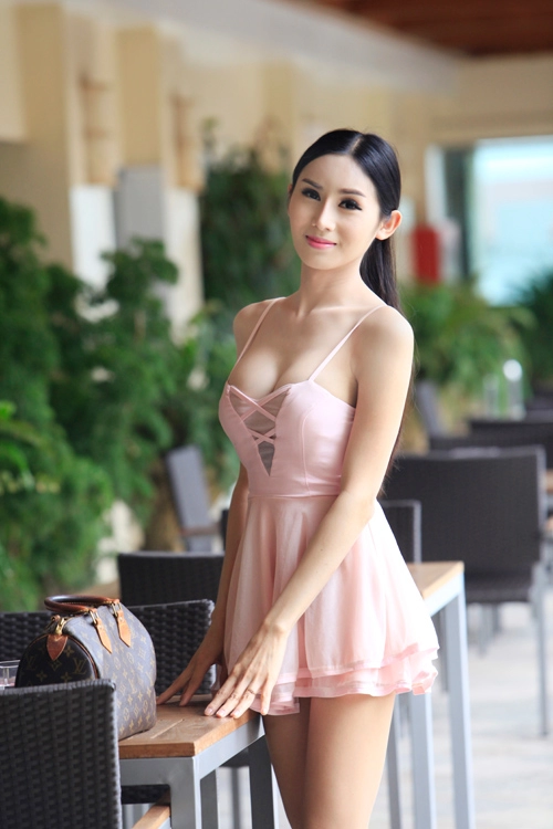 Mẫu chuyển giới thái mặc váy ngắn dạo chơi ở hà nội