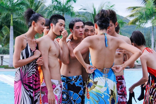 Mẫu nam vntm khoe cơ thể trắng bóc