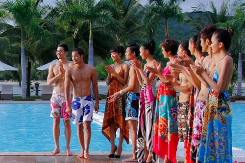 Mẫu nam vntm khoe cơ thể trắng bóc
