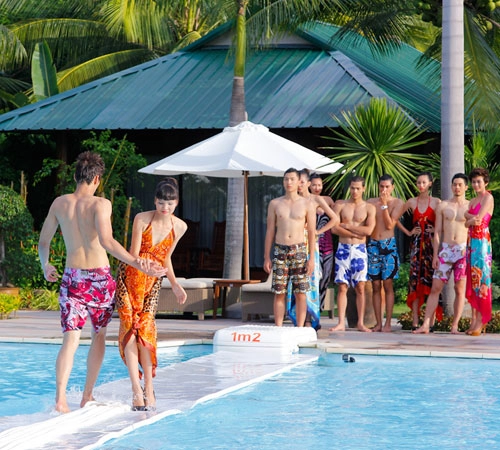 Mẫu nam vntm khoe cơ thể trắng bóc