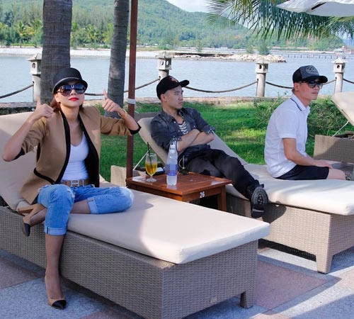 Mẫu nam vntm khoe cơ thể trắng bóc