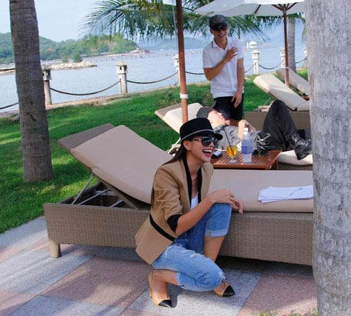 Mẫu nam vntm khoe cơ thể trắng bóc