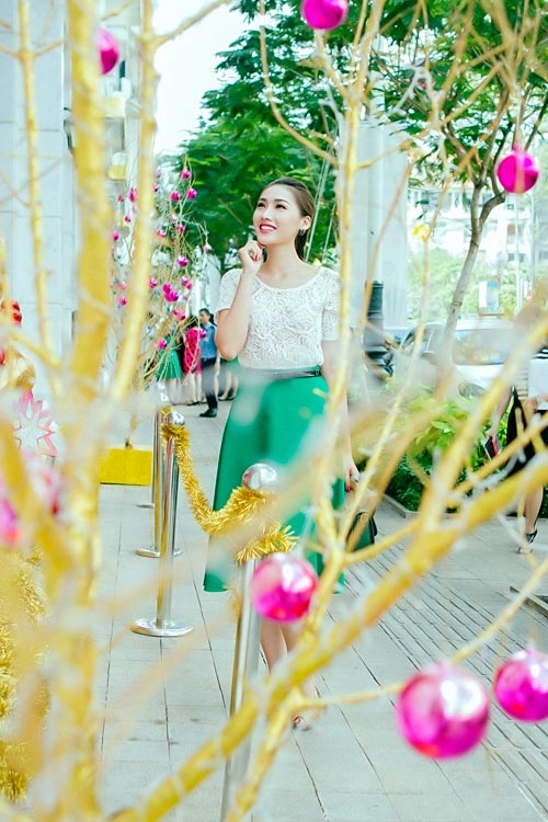 Mẫu việt trẻ trung trên phố giáng sinh