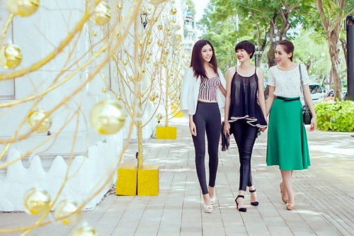 Mẫu việt trẻ trung trên phố giáng sinh