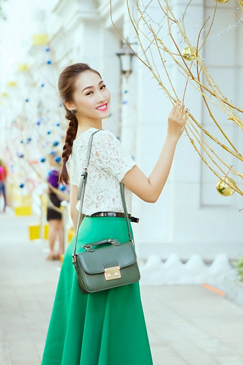 Mẫu việt trẻ trung trên phố giáng sinh