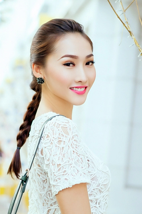 Mẫu việt trẻ trung trên phố giáng sinh