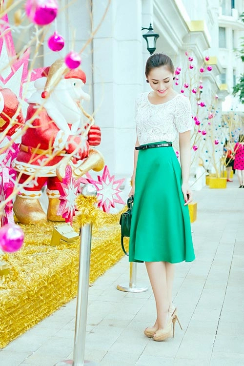 Mẫu việt trẻ trung trên phố giáng sinh