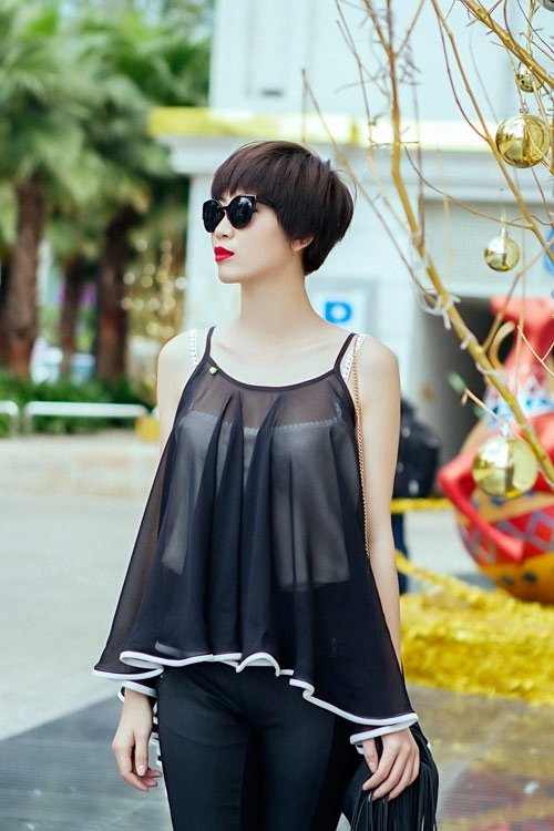 Mẫu việt trẻ trung trên phố giáng sinh
