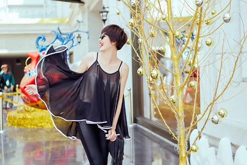 Mẫu việt trẻ trung trên phố giáng sinh