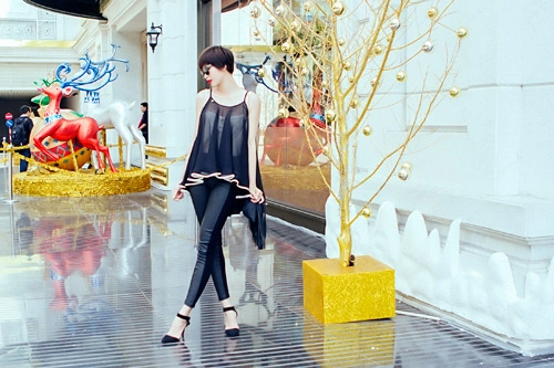 Mẫu việt trẻ trung trên phố giáng sinh