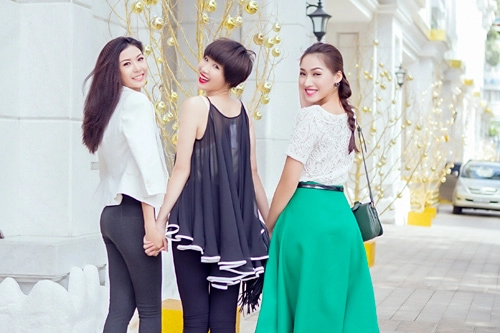 Mẫu việt trẻ trung trên phố giáng sinh