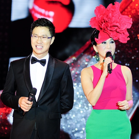 Mc kỳ duyên làm nóng đêm hội chân dài