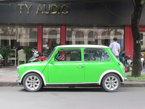  mini cooper xanh cốm trên phố sài gòn 