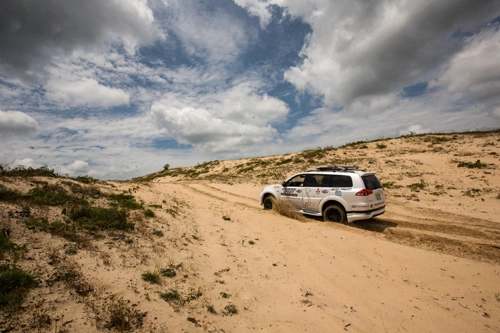  mitsubishi pajero sport chinh phục địa hình đồi cát 