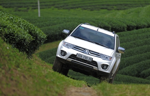  mitsubishi pajero sport - cuộc chiến với toyota fortuner 