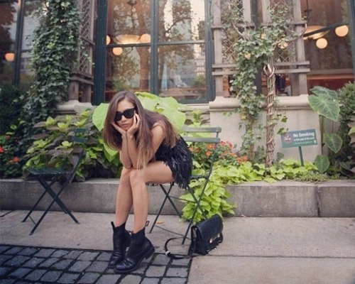 Mọi cô gái đều cần một đôi bốt đế cao su