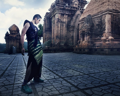 Nam nữ vntm ngã lộn cổ xuống nước