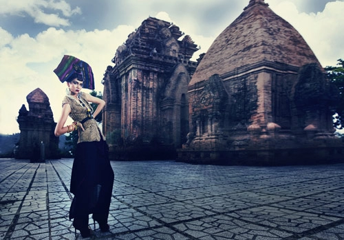 Nam nữ vntm ngã lộn cổ xuống nước