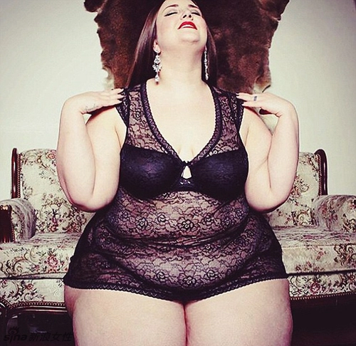 Nàng béo gây chú ý khi mặc nội y khoe body núng nính mỡ
