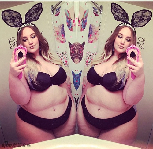 Nàng béo gây chú ý khi mặc nội y khoe body núng nính mỡ