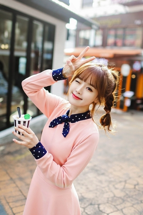 Nàng công sở chọn váy ngọt ngào cho ngày mưa xuân