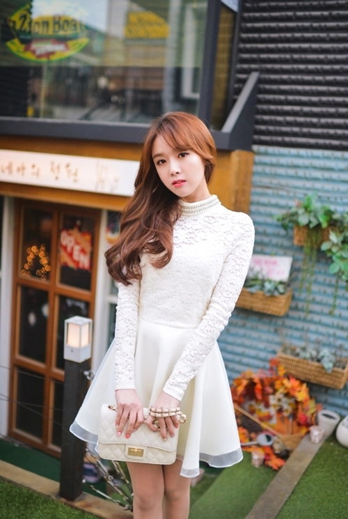 Nàng công sở chọn váy ngọt ngào cho ngày mưa xuân