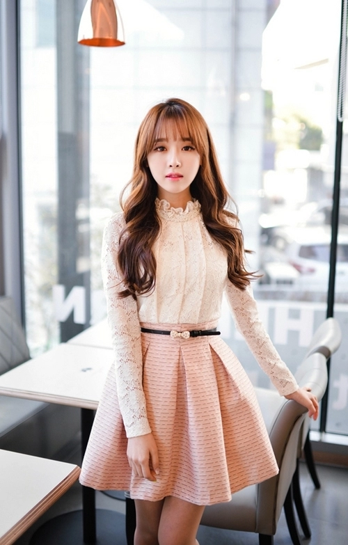 Nàng công sở chọn váy ngọt ngào cho ngày mưa xuân