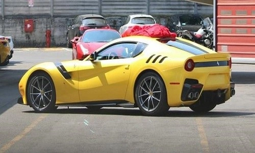 Ngắm ferrari f12 berlinetta speciale màu vàng