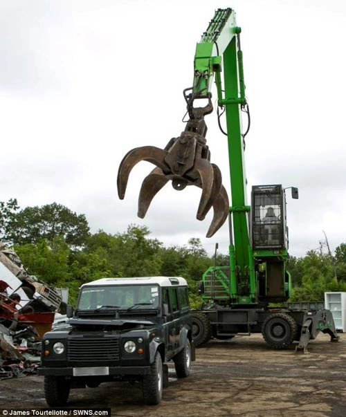 Nghiền nát land rover defender nhập lậu