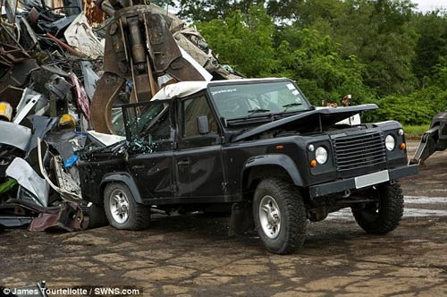 Nghiền nát land rover defender nhập lậu