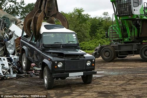 Nghiền nát land rover defender nhập lậu