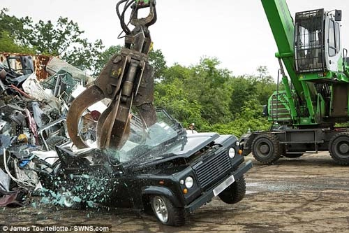 Nghiền nát land rover defender nhập lậu