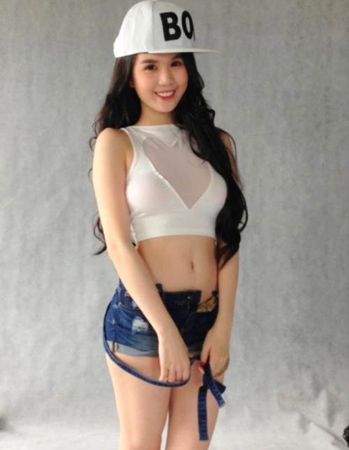 Ngọc trinh đêm ngày miệt mài khoe eo