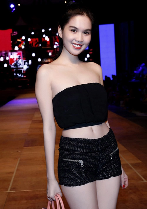 Ngọc trinh đêm ngày miệt mài khoe eo