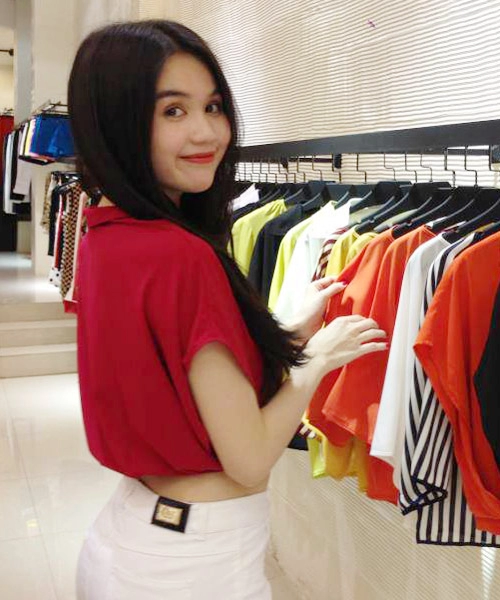 Ngọc trinh đêm ngày miệt mài khoe eo