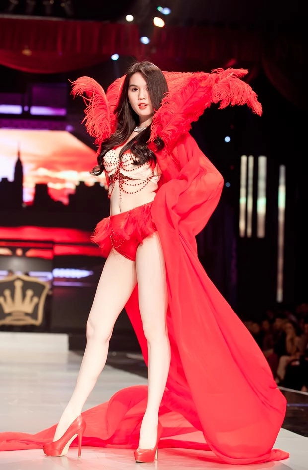 Ngọc trinh diện nội y đi catwalk