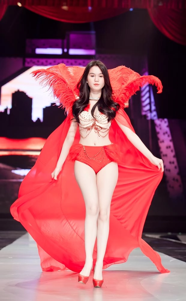 Ngọc trinh diện nội y đi catwalk