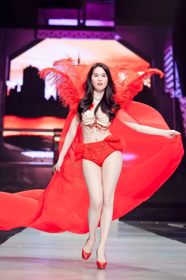 Ngọc trinh diện nội y đi catwalk