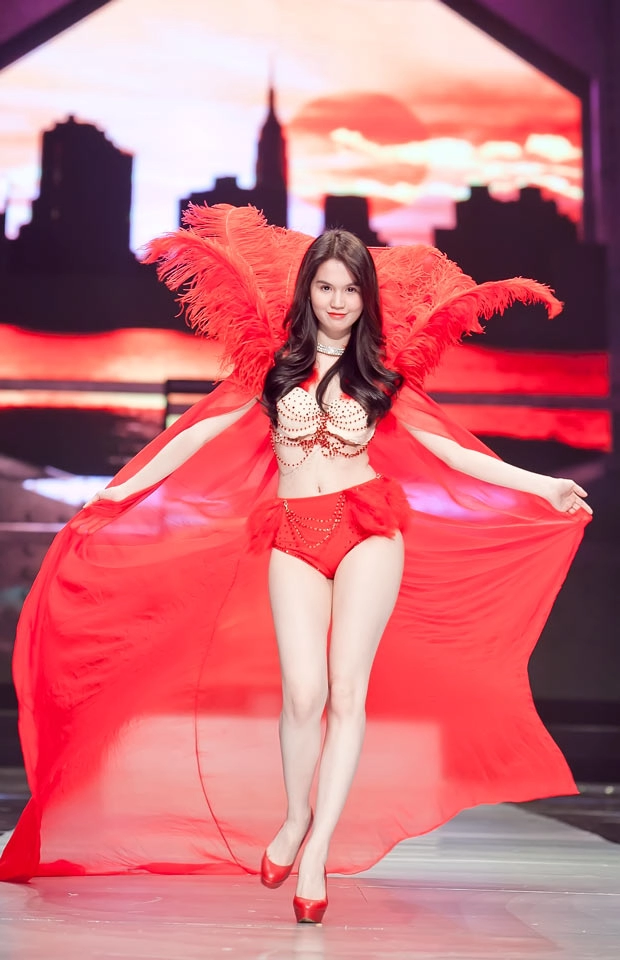 Ngọc trinh diện nội y đi catwalk