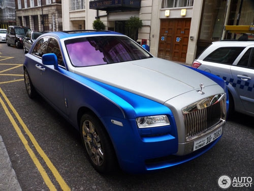 người ăn xin dựa nắp ca-pô rolls-royce đại gia