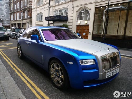 người ăn xin dựa nắp ca-pô rolls-royce đại gia