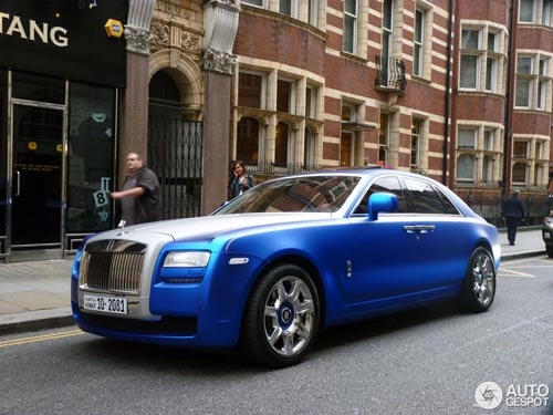 người ăn xin dựa nắp ca-pô rolls-royce đại gia