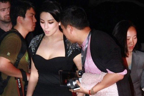 Người đẹp bị dòm ngực vì mặc quá sexy