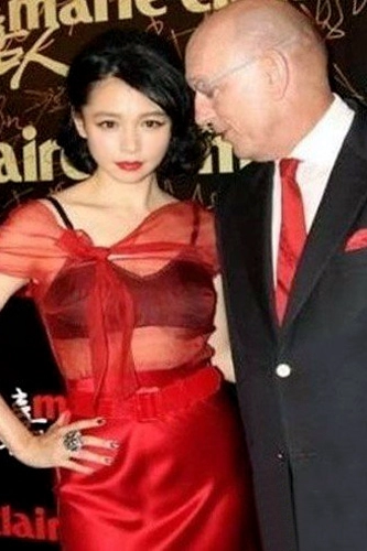 Người đẹp bị dòm ngực vì mặc quá sexy