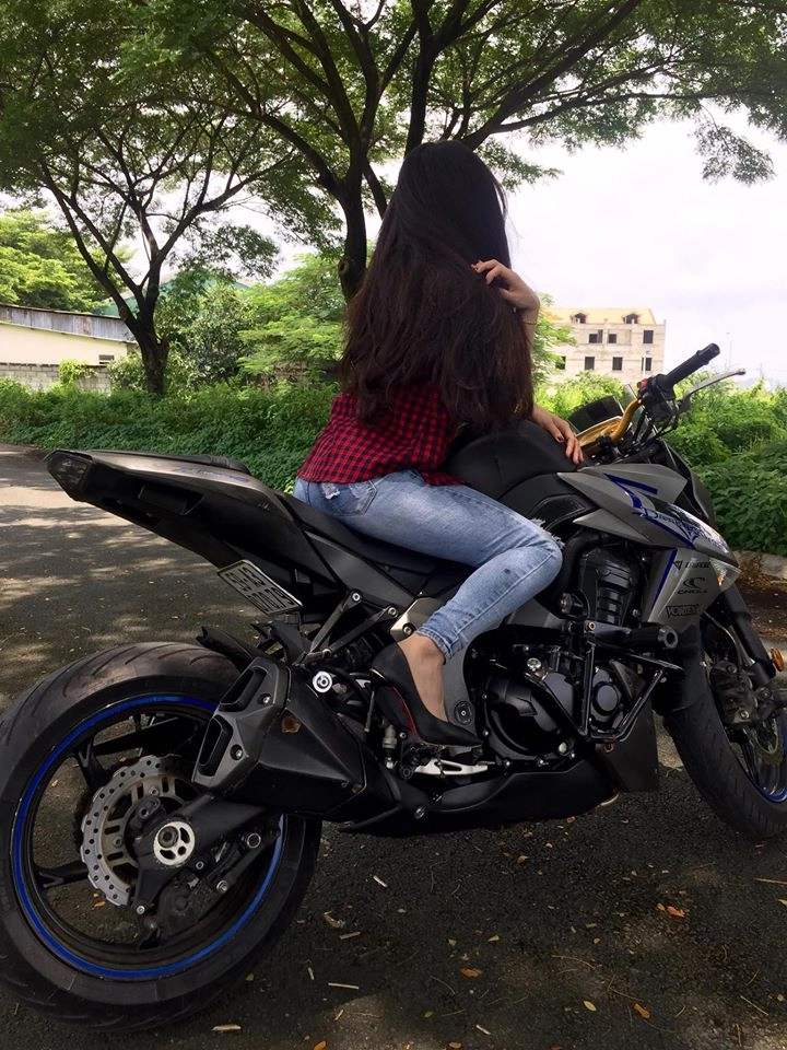 Người đẹp tạo dáng bên kawasaki z1000 hầm hố