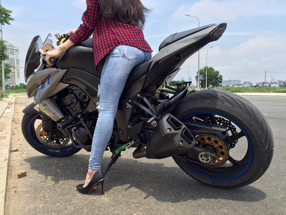 Người đẹp tạo dáng bên kawasaki z1000 hầm hố