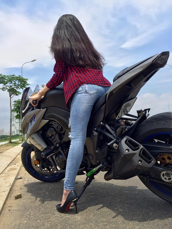 Người đẹp tạo dáng bên kawasaki z1000 hầm hố